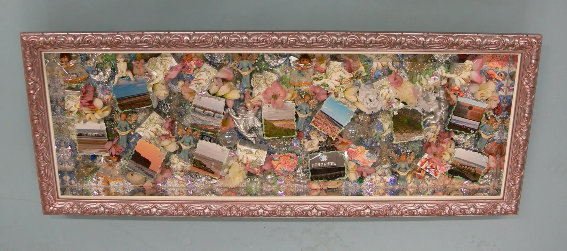 Bloemen leggen voor de kustlijn van Normandie. Het zweeft hier v